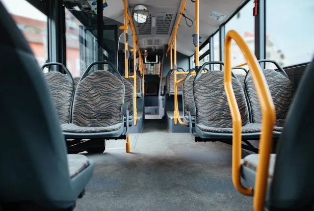 Los autobuses urbanos permiten el transporte de personas de pie